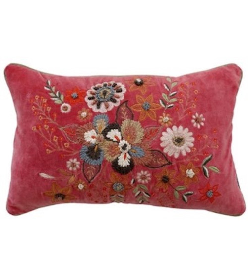 Coussin en velours rose et broderies