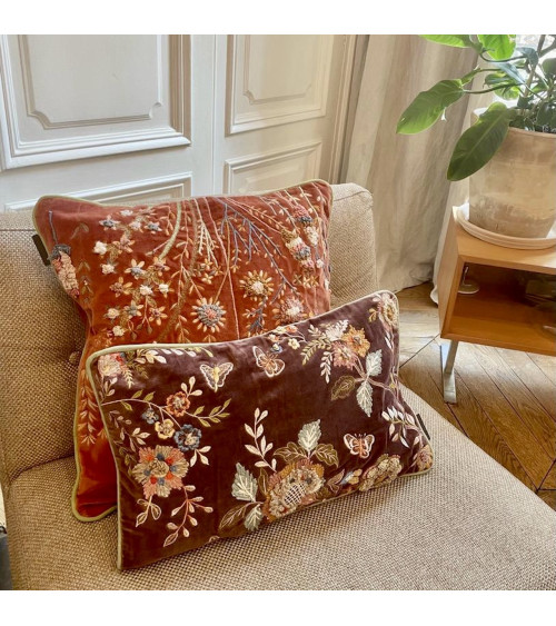 Coussin en velours marron et broderies