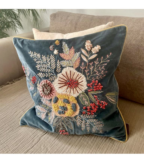 Coussin en velours bleu et broderies