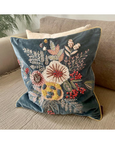 Coussin en velours bleu et broderies